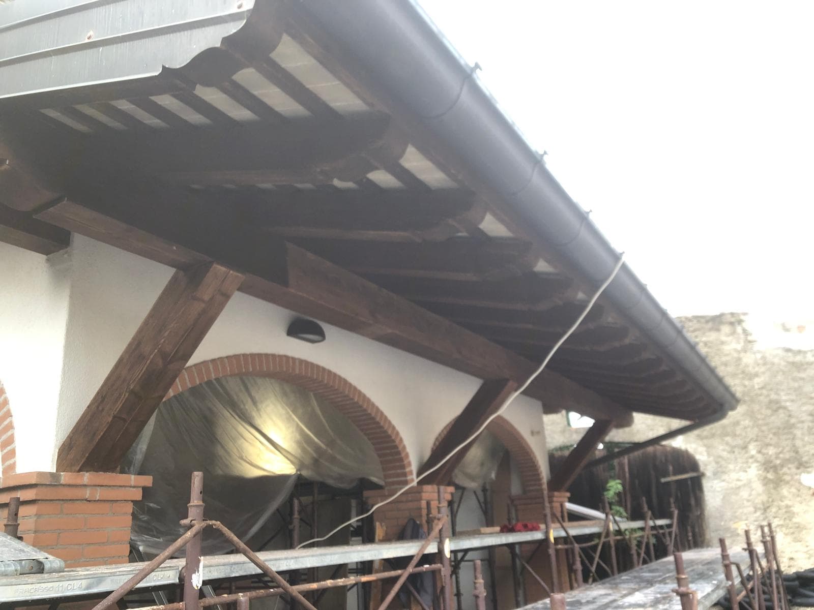 Porticato con travi a vista